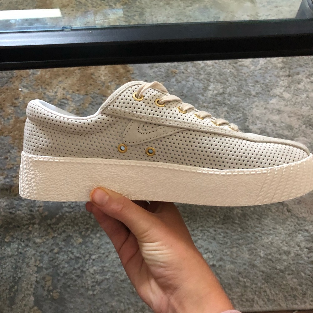 Tretorn platform tennis shoes